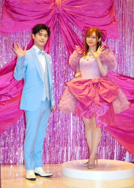 Takeo Ōtsuka and Rie Takahashi appear in outfits inspired by Aqua and Ai respectively, at the KIYOKO HATA × Oshi no Ko dress collection press conference in Tokyo. Takahashi stuns in a pink frilly dress with a large ribbon, while Ōtsuka wears an elegant aqua-blue tuxedo.
